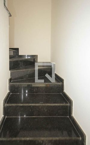 Casa à venda com 90m², 2 quartos e 2 vagasEscada