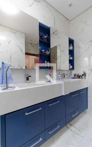 Casa à venda com 387m², 3 quartos e 4 vagas Casa à venda com 387m², 3 quartos e 4 vagasBanheiro da Suíte