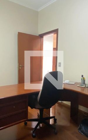 Casa de condomínio à venda com 500m², 4 quartos e 6 vagasEscritório