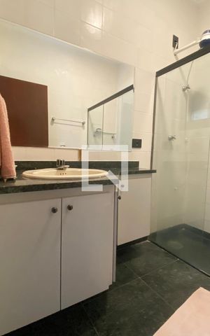 Casa de condomínio à venda com 500m², 4 quartos e 6 vagasBanheiro de Serviço