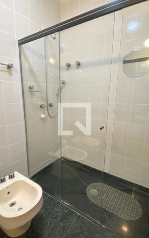 Casa de condomínio à venda com 500m², 4 quartos e 6 vagasBanheiro Social