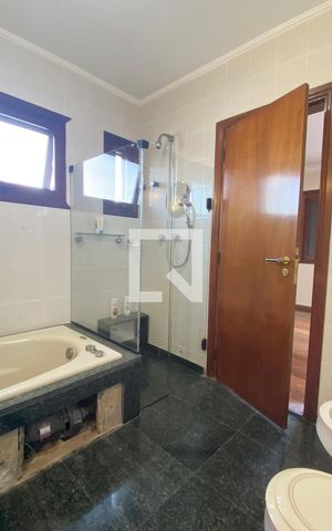 Casa de condomínio à venda com 500m², 4 quartos e 6 vagasBanheiro da Suíte 2
