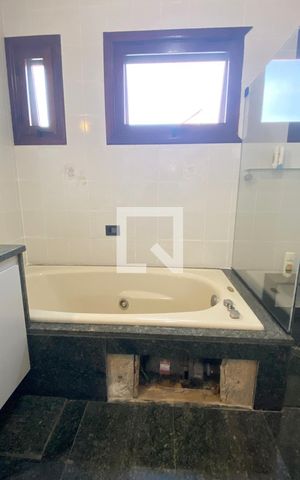 Casa de condomínio à venda com 500m², 4 quartos e 6 vagasBanheiro da Suíte 2