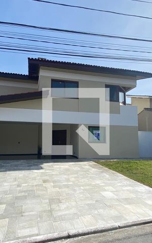 Casa de condomínio à venda com 500m², 4 quartos e 6 vagasFachada