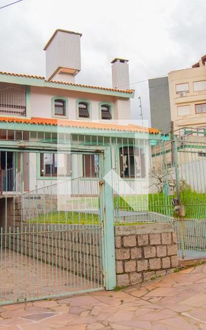Casa à venda com 400m², 4 quartos e 3 vagas Casa à venda com 400m², 4 quartos e 3 vagasFachada