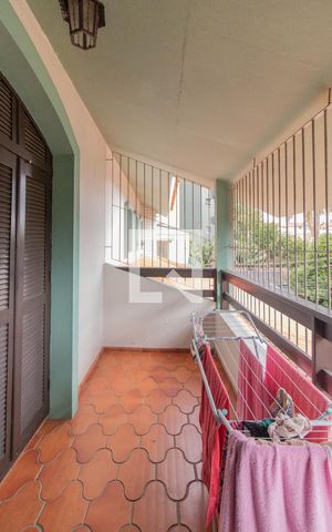 Casa à venda com 400m², 4 quartos e 3 vagas Casa à venda com 400m², 4 quartos e 3 vagasVaranda