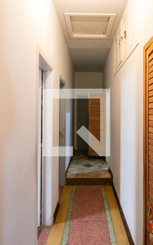Casa à venda com 360m², 8 quartos e 3 vagas Casa à venda com 360m², 8 quartos e 3 vagasCorredor