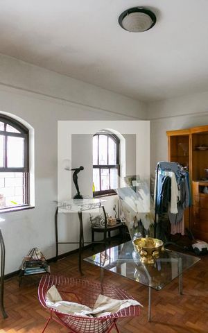 Casa à venda com 360m², 8 quartos e 3 vagas Casa à venda com 360m², 8 quartos e 3 vagasSala