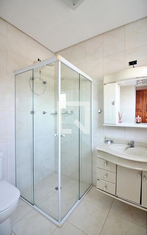 Casa à venda com 413m², 4 quartos e 3 vagasBanheiro do Quarto 1 - Suíte