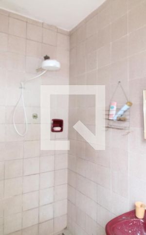 Casa à venda com 200m², 2 quartos e 3 vagasBanheiro servico