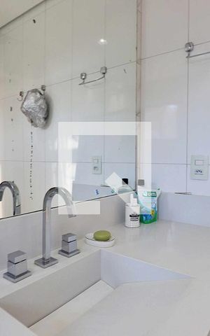 Casa à venda com 260m², 4 quartos e 8 vagasSuíte 1 - Banheiro