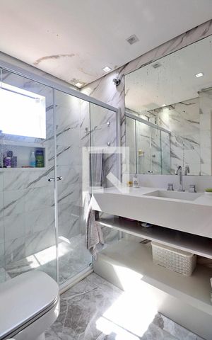 Casa à venda com 260m², 4 quartos e 8 vagasSuíte 1 - Banheiro