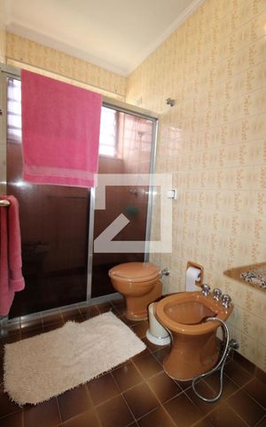Casa à venda com 360m², 3 quartos e 3 vagasBanheiro do Quarto 2 (suíte)