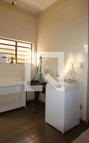 Casa à venda com 360m², 3 quartos e 3 vagasPavimento inferior - Área de Serviço