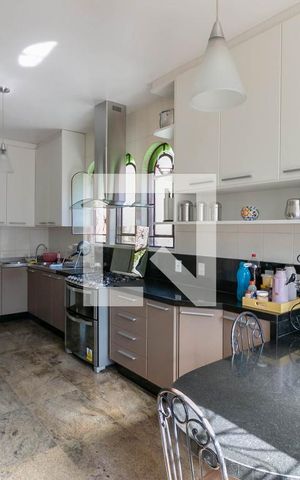 Casa à venda com 300m², 4 quartos e 4 vagas Casa à venda com 300m², 4 quartos e 4 vagasCozinha
