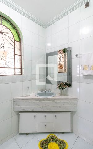 Casa à venda com 300m², 4 quartos e 4 vagas Casa à venda com 300m², 4 quartos e 4 vagasBanheiro Social