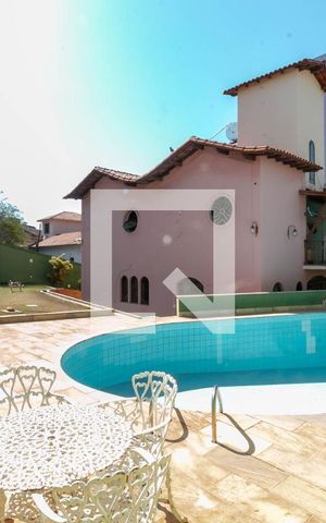 Casa à venda com 300m², 4 quartos e 4 vagas Casa à venda com 300m², 4 quartos e 4 vagasPiscina