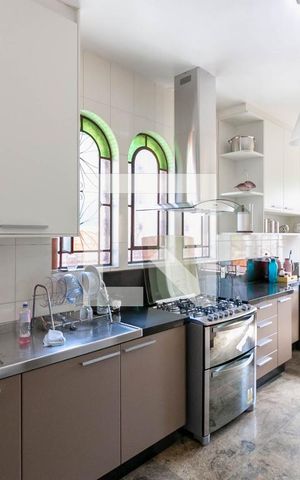 Casa à venda com 300m², 4 quartos e 4 vagas Casa à venda com 300m², 4 quartos e 4 vagasCozinha