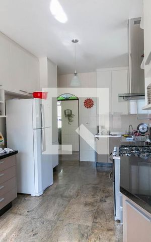 Casa à venda com 300m², 4 quartos e 4 vagas Casa à venda com 300m², 4 quartos e 4 vagasCozinha