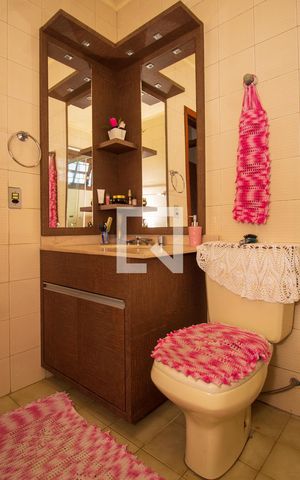 Casa à venda com 266m², 4 quartos e 3 vagas Casa à venda com 266m², 4 quartos e 3 vagasBanheiro