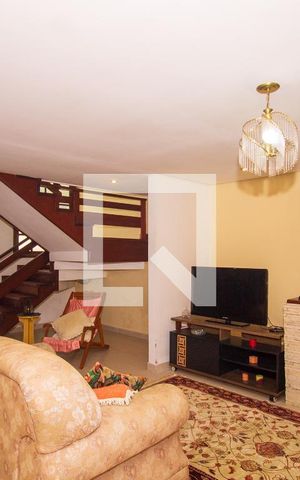 Casa à venda com 266m², 4 quartos e 3 vagas Casa à venda com 266m², 4 quartos e 3 vagasSala