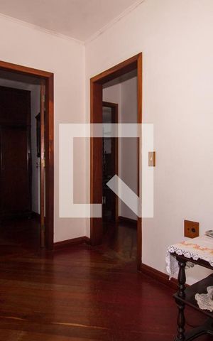 Casa à venda com 266m², 4 quartos e 3 vagas Casa à venda com 266m², 4 quartos e 3 vagasCorredor