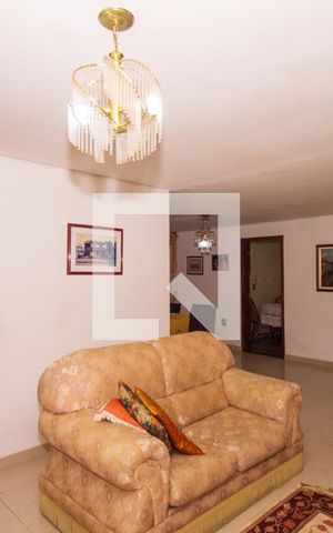 Casa à venda com 266m², 4 quartos e 3 vagas Casa à venda com 266m², 4 quartos e 3 vagasSala