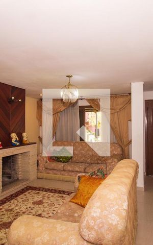 Casa à venda com 266m², 4 quartos e 3 vagas Casa à venda com 266m², 4 quartos e 3 vagasSala