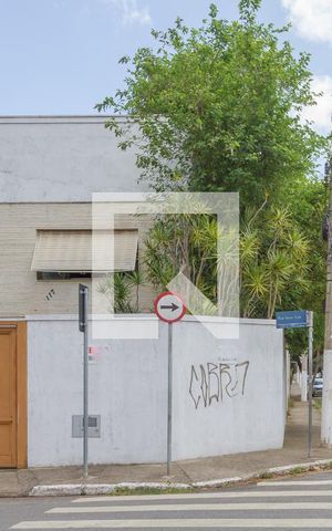 Casa à venda com 477m², 5 quartos e 4 vagas Casa à venda com 477m², 5 quartos e 4 vagasFachada