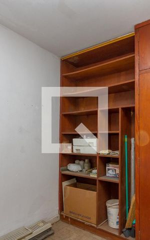 Casa à venda com 477m², 5 quartos e 4 vagas Casa à venda com 477m², 5 quartos e 4 vagasQuarto de Serviço