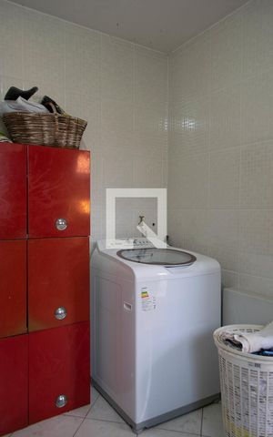 Casa à venda com 191m², 3 quartos e 4 vagas Casa à venda com 191m², 3 quartos e 4 vagasÁrea de Serviço