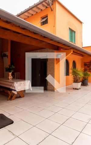 Casa à venda com 370m², 6 quartos e 5 vagas Casa à venda com 370m², 6 quartos e 5 vagasQuintal