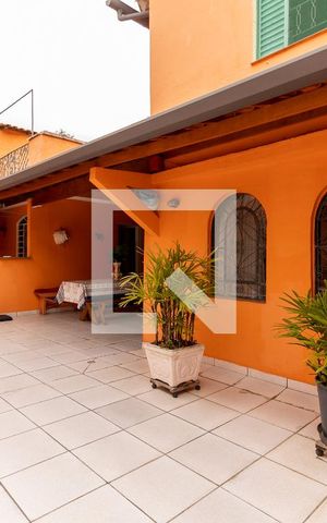 Casa à venda com 370m², 6 quartos e 5 vagas Casa à venda com 370m², 6 quartos e 5 vagasQuintal