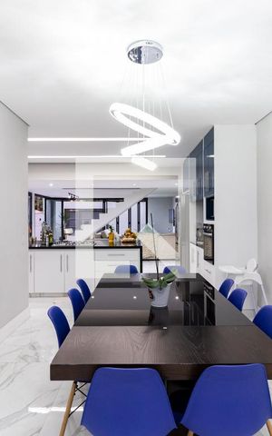 Casa à venda com 250m², 4 quartos e 2 vagas Casa à venda com 250m², 4 quartos e 2 vagasCozinha