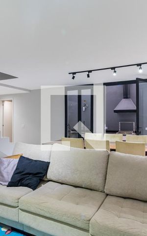 Casa à venda com 250m², 4 quartos e 2 vagas Casa à venda com 250m², 4 quartos e 2 vagasSala