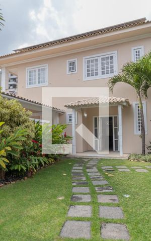 Casa de condomínio à venda com 600m², 6 quartos e 2 vagasFachada