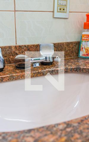 Apartamento à venda com 110m², 3 quartos e 2 vagas Apartamento à venda com 110m², 3 quartos e 2 vagasDetalhe do banheiro
