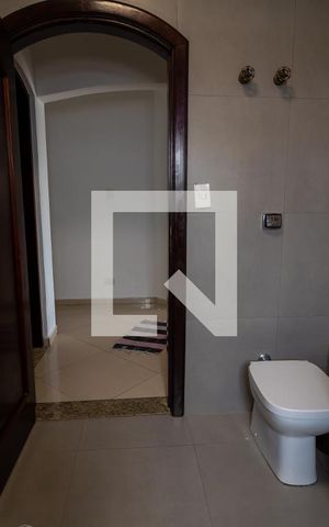Casa à venda com 600m², 3 quartos e 8 vagas Casa à venda com 600m², 3 quartos e 8 vagasBanheiro