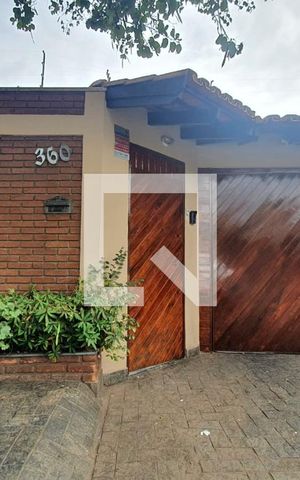 Casa à venda com 600m², 3 quartos e 8 vagas Casa à venda com 600m², 3 quartos e 8 vagasFachada