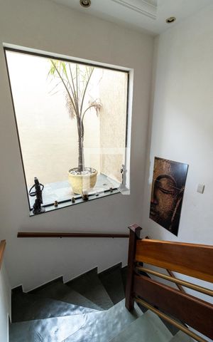 Casa à venda com 253m², 4 quartos e 5 vagasEscada