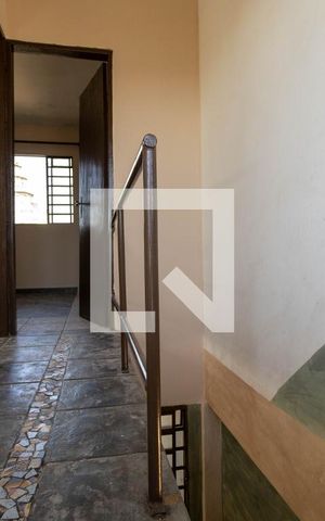 Casa para alugar com 90m², 2 quartos e 2 vagas Casa para alugar com 90m², 2 quartos e 2 vagasEscada