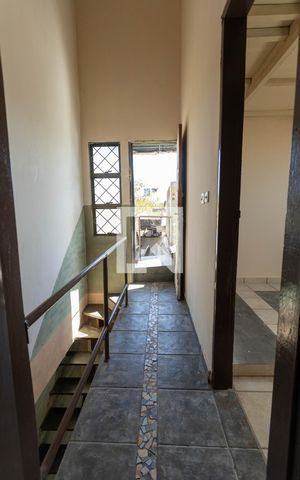 Casa para alugar com 90m², 2 quartos e 2 vagas Casa para alugar com 90m², 2 quartos e 2 vagasEscada