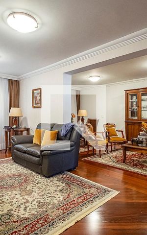 Casa à venda com 320m², 3 quartos e 4 vagas Casa à venda com 320m², 3 quartos e 4 vagasSala