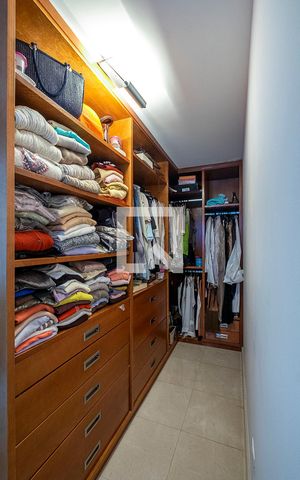 Casa à venda com 320m², 3 quartos e 4 vagas Casa à venda com 320m², 3 quartos e 4 vagasSuíte - Closet