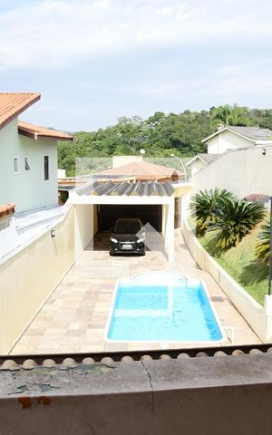 Casa de condomínio para alugar com 380m², 4 quartos e 4 vagasSacada