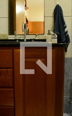 Casa de condomínio para alugar com 380m², 4 quartos e 4 vagasBanheiro da Suíte 2