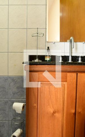 Casa de condomínio para alugar com 380m², 4 quartos e 4 vagasBanheiro