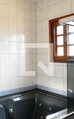 Casa de condomínio para alugar com 380m², 4 quartos e 4 vagasBanheiro da Suíte 1