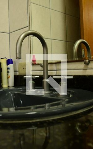 Casa de condomínio para alugar com 380m², 4 quartos e 4 vagasBanheiro da Suíte 2