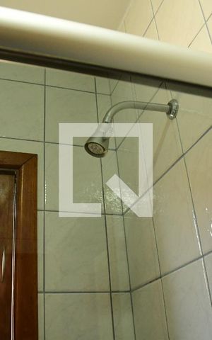 Casa de condomínio para alugar com 380m², 4 quartos e 4 vagasBanheiro da Suíte 2